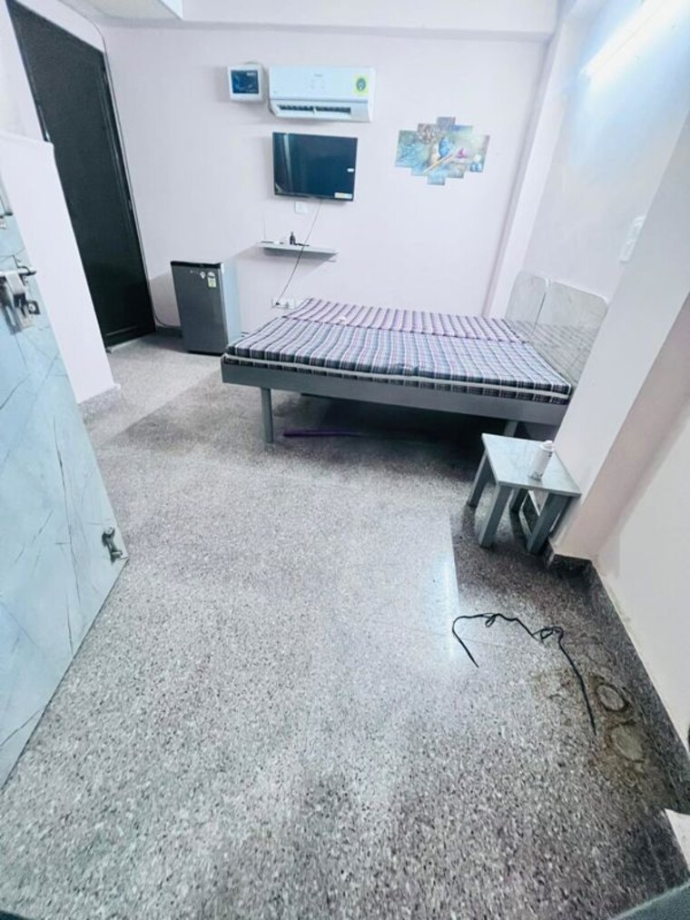  Parking, greenwood-city 1 RK 180 Sq.Ft. Builder Floor In Sector 40 Gurgaon 9904235