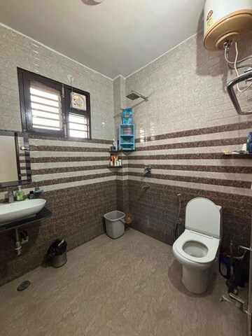 Bathroom in 2 BHK Builder Floor at DLF City Phase IV, Dlf Phase iv – for Rent
