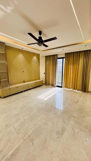 Kitchen in 3 BHK Builder Floor at BPTP Green Oaks, Sector 70a – for Sale