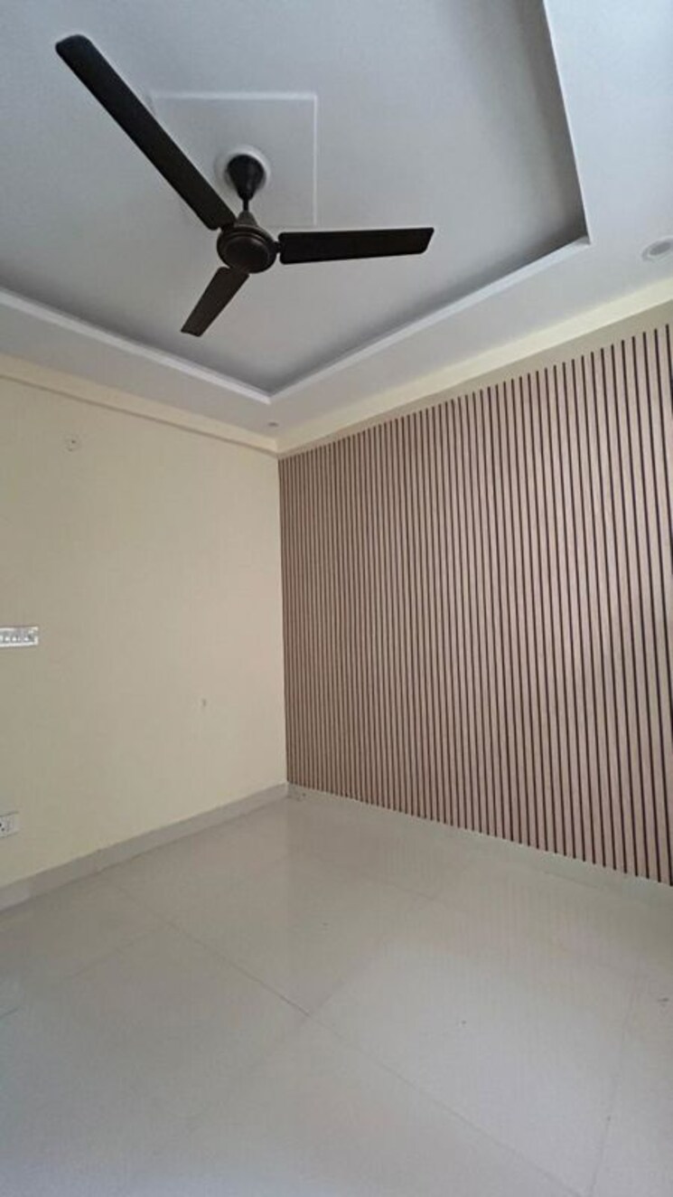 Room, sector 56 3.5 Bedroom 4280 Sq.Ft. Independent House In Sector 56 Noida 9904368