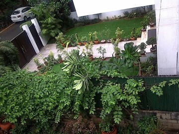 6 BHK Independent House – Garden View at Chanakyapuri - for Rent