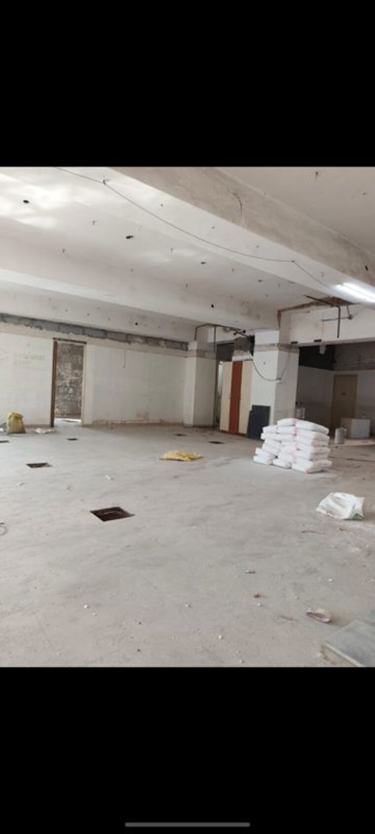  Parking, oasis-chs-borivali Commercial Showroom 2400 Sq.Ft. In Borivali West Mumbai 9904394