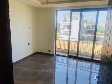 Room in 5 BHK Villa at International Airport Road – for Sale
