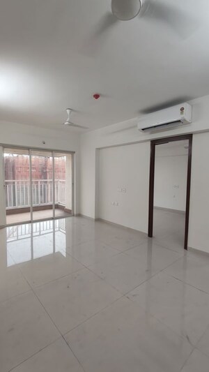 Room in 2 BHK Apartment at Lodha Amara, Kolshet Road – for Rent
