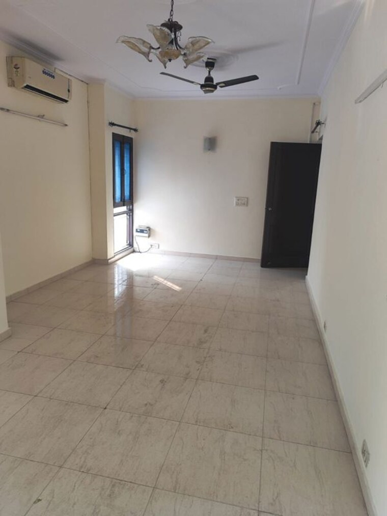 Room, rail-vihar-sector-30 1 RK 600 Sq.Ft. Apartment In Sector 30 Noida 9904484
