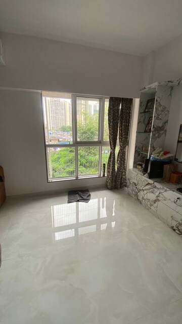 Room in 2.5 BHK Apartment at Evershine Crown, Kandivali East – for Rent