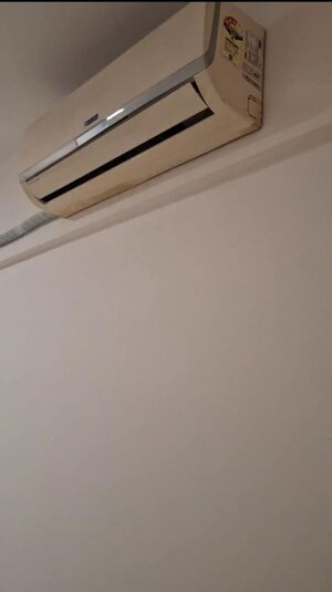 Room in 2.5 BHK Apartment at Evershine Crown, Kandivali East – for Rent