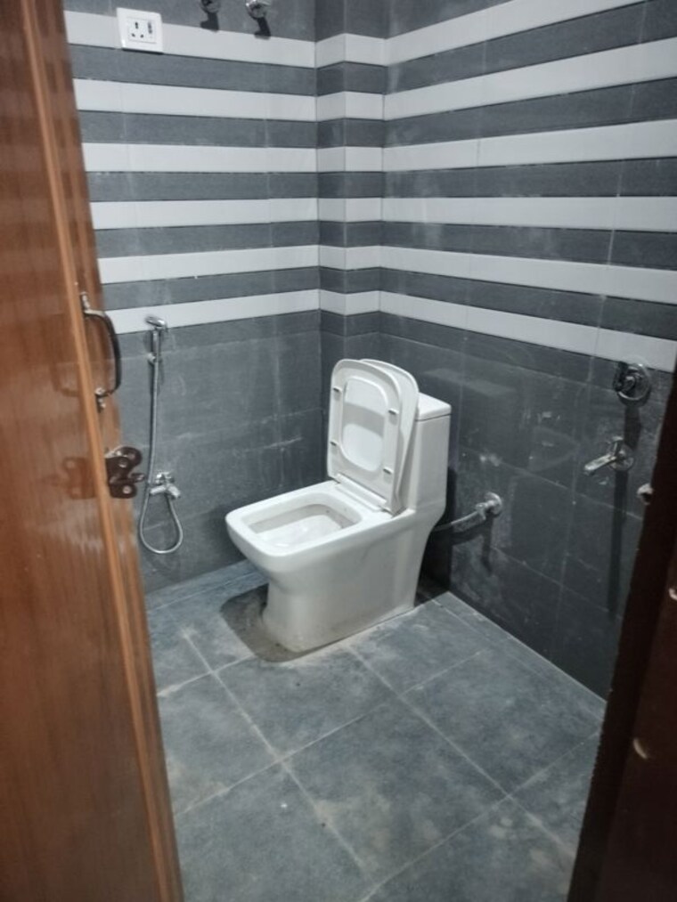 Bathroom, sarita vihar 1 Bedroom 450 Sq.Ft. Apartment In Sarita Vihar Delhi 9904586