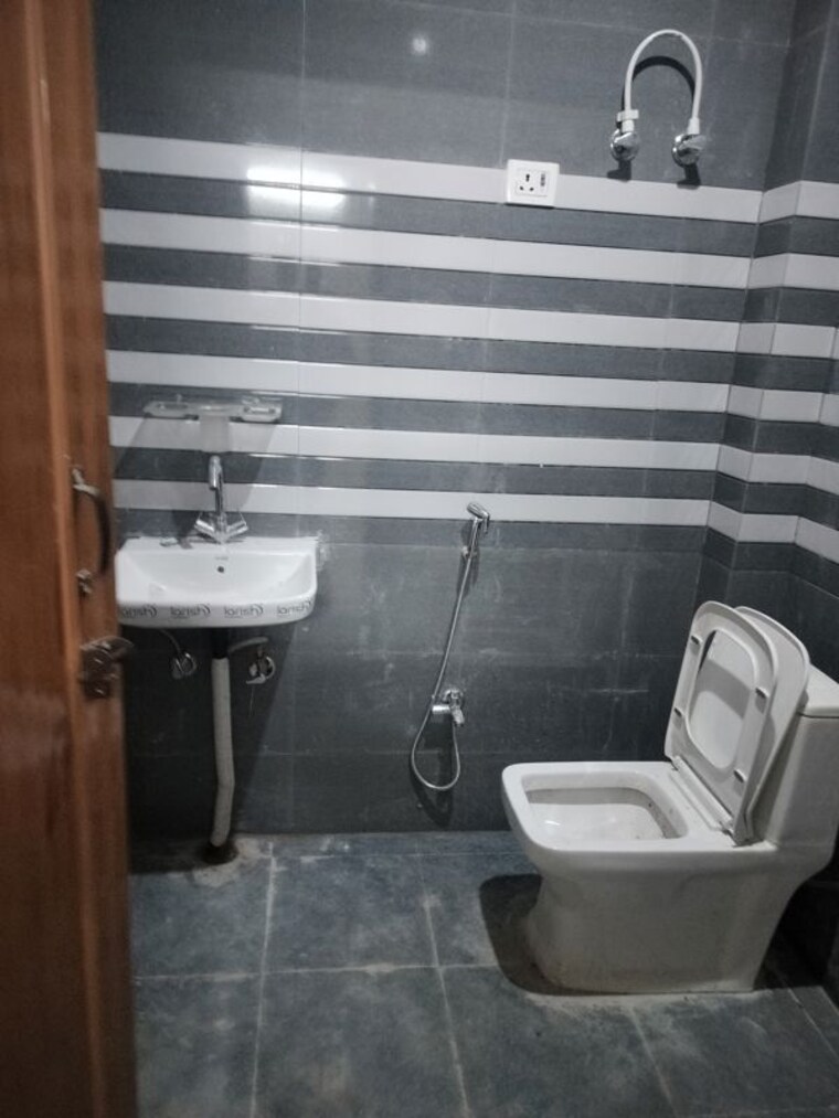 Bathroom, sarita vihar 1 Bedroom 450 Sq.Ft. Apartment In Sarita Vihar Delhi 9904586