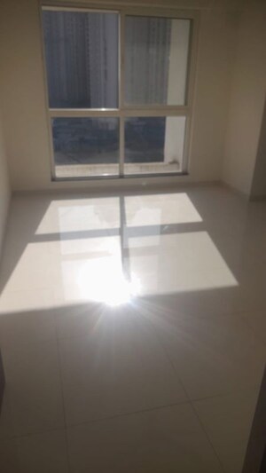 Room in 1 BHK Apartment at Lodha Amara, Kolshet Road – for Rent