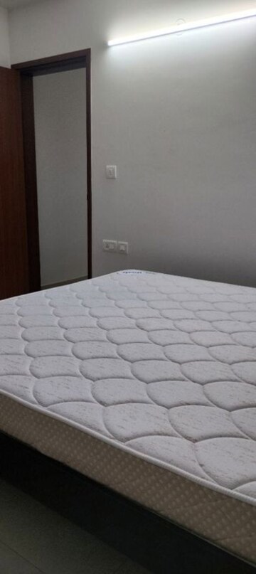 Room in 2.5 BHK Apartment at Bhartiya Nikoo Homes, Thanisandra Main Road – for Rent