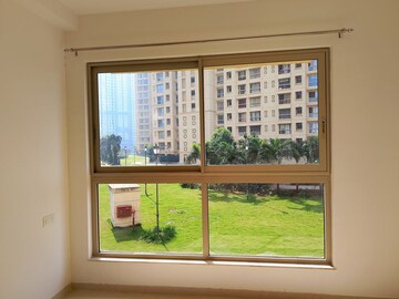 Room in 2 BHK Apartment at Hiranandani Fortune City, New Panvel – for Rent