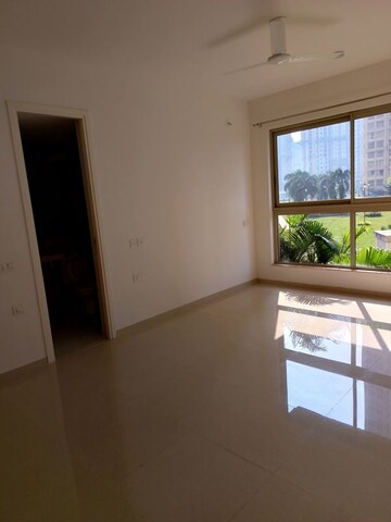 Room in 2 BHK Apartment at Hiranandani Fortune City, New Panvel – for Rent
