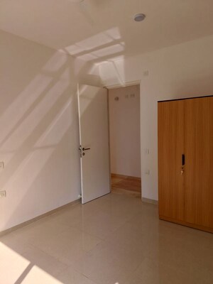 Room in 2 BHK Apartment at Hiranandani Fortune City, New Panvel – for Rent