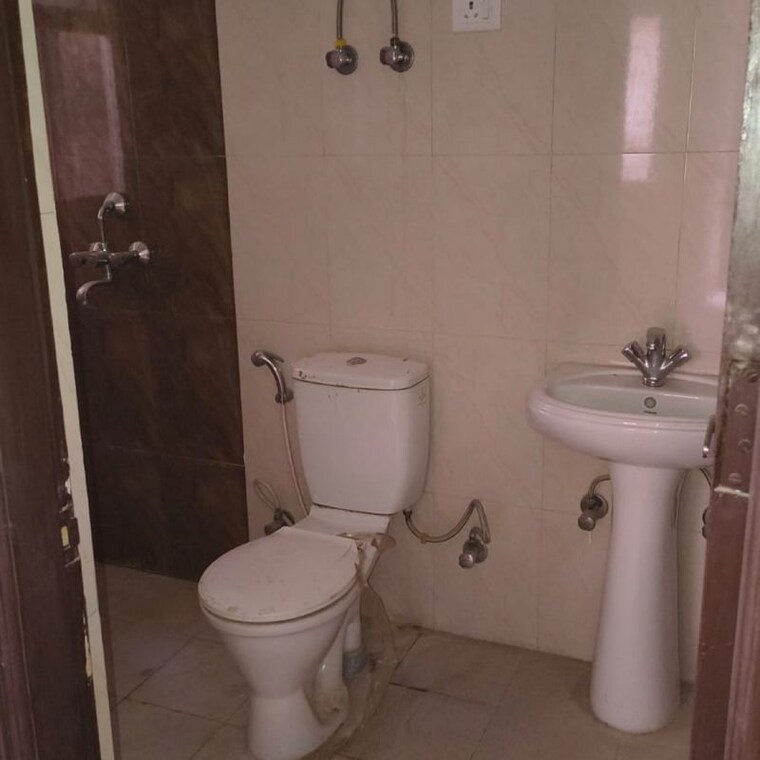 Bathroom, supertech-the-romano 2.5 Bedroom 1260 Sq.Ft. Apartment In Sector 118 Noida 9904861