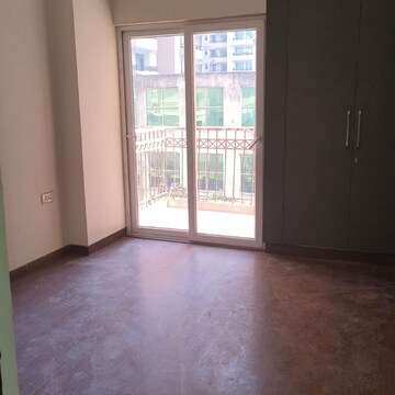 Room in 2.5 BHK Apartment at Supertech The Romano, Sector 118 – for Rent