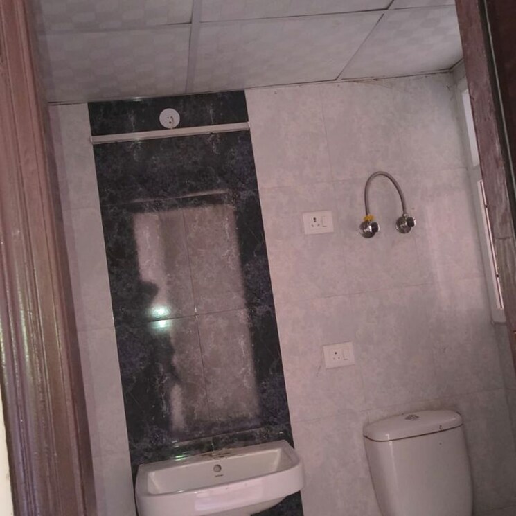 Bathroom, supertech-the-romano 2.5 Bedroom 1260 Sq.Ft. Apartment In Sector 118 Noida 9904861