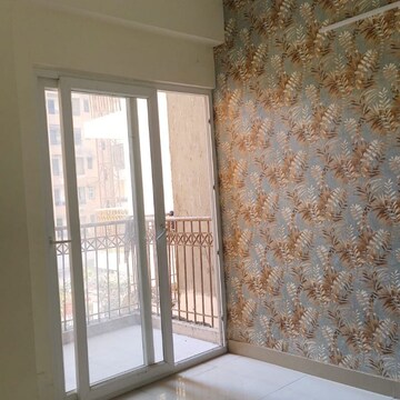 Room in 2.5 BHK Apartment at Supertech The Romano, Sector 118 – for Rent