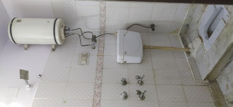 Bathroom, khirki extension 1 Bedroom 450 Sq.Ft. Builder Floor In Khirki Extension Delhi 9905012