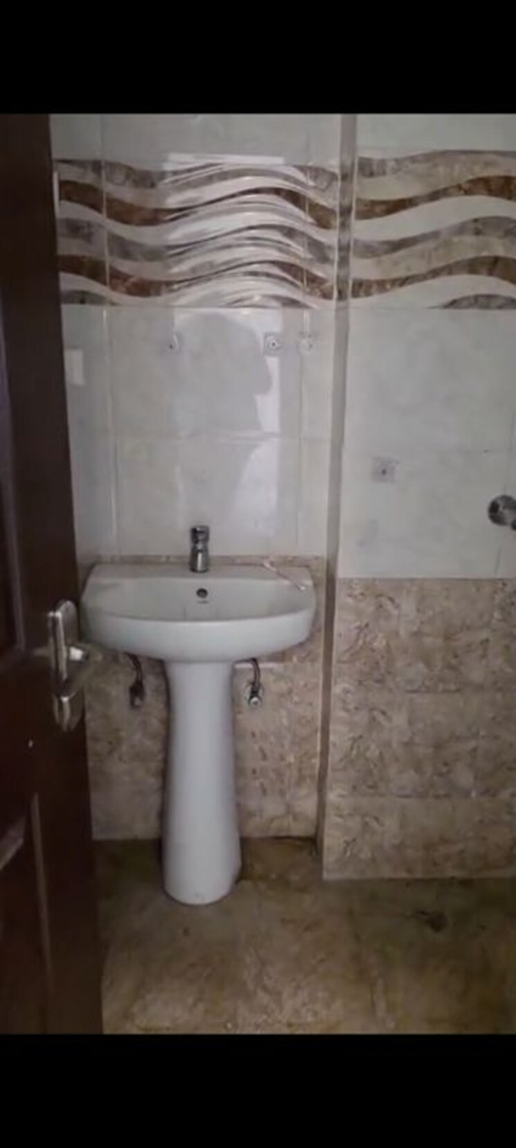 Bathroom, sector 16c greater noida 3.5 Bedroom 1635 Sq.Ft. Apartment In Sector 16c Greater Noida Greater Noida 9905113