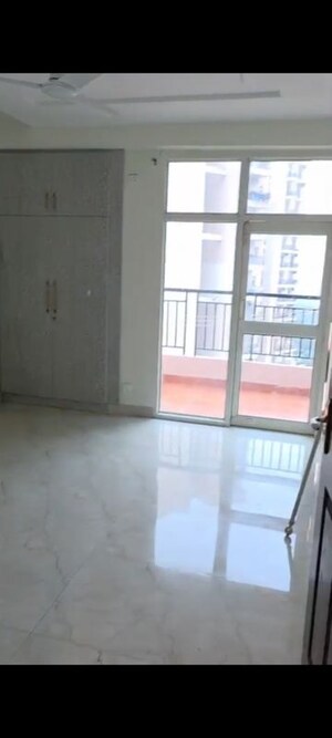 Room in 3.5 BHK Apartment at Sector 16c Greater Noida – for Rent