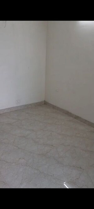 Room in 3.5 BHK Apartment at Sector 16c Greater Noida – for Rent