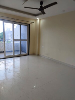 Room in 3 BHK Builder Floor at Sector 57 – for Rent