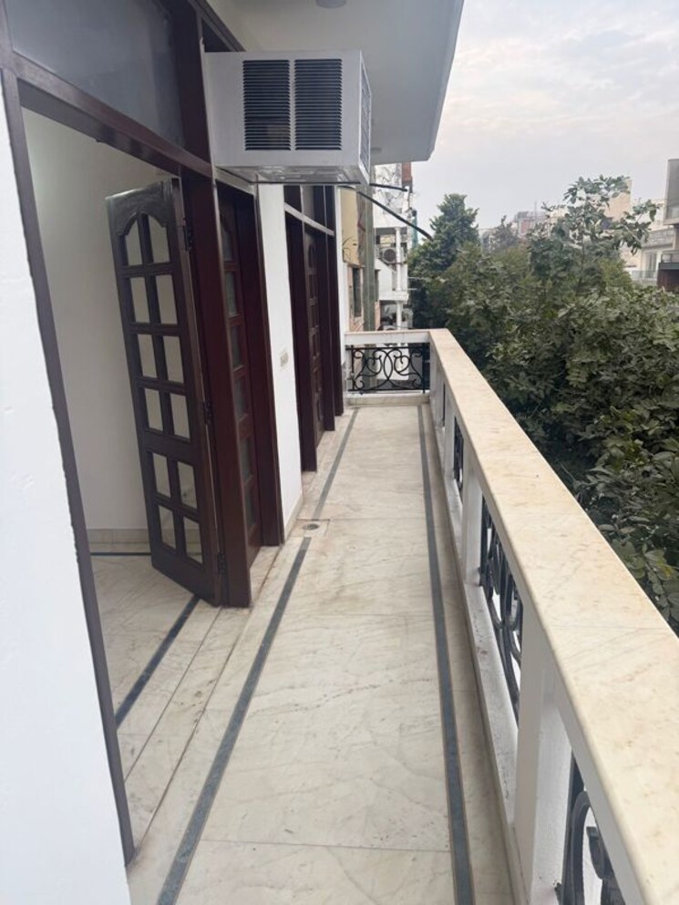 Balcony, greater kailash ii 3 Bedroom 250 Sq.Yd. Apartment In Greater Kailash ii Delhi 9905192