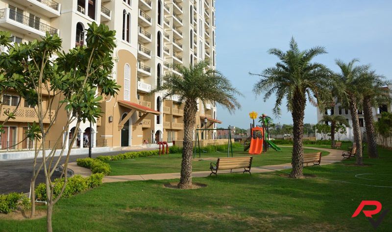 3 BHK + Servant Room Apartment For Sale in DLF New Town Heights II