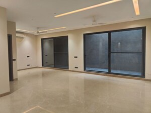 Room in 4 BHK Apartment at DLF The Belaire, Sector 54 – for Sale