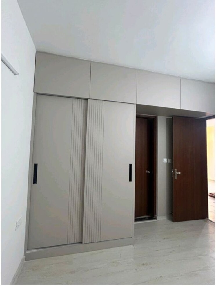 Room, tulip-mall 3 Bedroom 250 Sq.Mt. Builder Floor In Sector 46 Noida 9905382