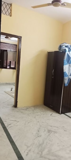Room in 1 BHK Builder Floor at Panchsheel Vihar – for Rent