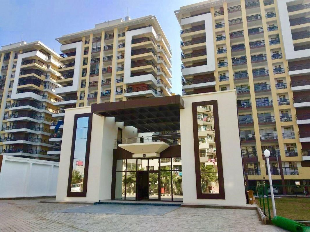 3.5 BHK + Servant Room Apartment For Sale in Kharar Road