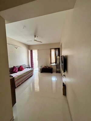 Room in 2 BHK Apartment at Ganga Arcadia, Kharadi – for Rent