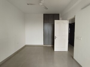 Room in 3 BHK Apartment at Mapsko Paradise, Sector 83 – for Rent