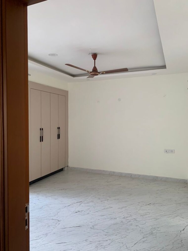 Room, pir machalla 3 Bedroom 2200 Sq.Ft. Apartment In Pir Machalla Zirakpur 9905776