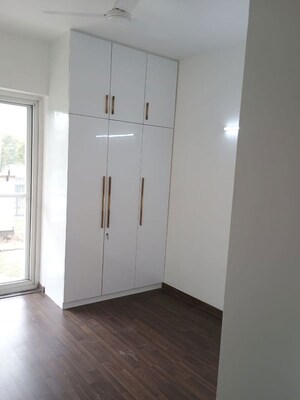 Room in 3 BHK Builder Floor at BPTP Amstoria, Sector 102 – for Sale