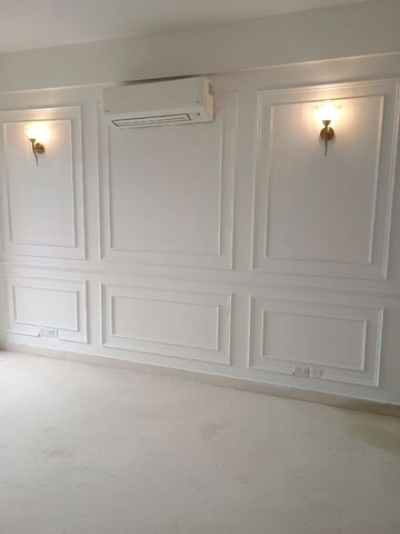 Room in 3 BHK Builder Floor at BPTP Amstoria, Sector 102 – for Sale