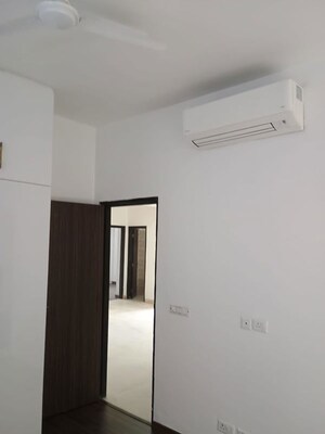 Room in 3 BHK Builder Floor at BPTP Amstoria, Sector 102 – for Sale