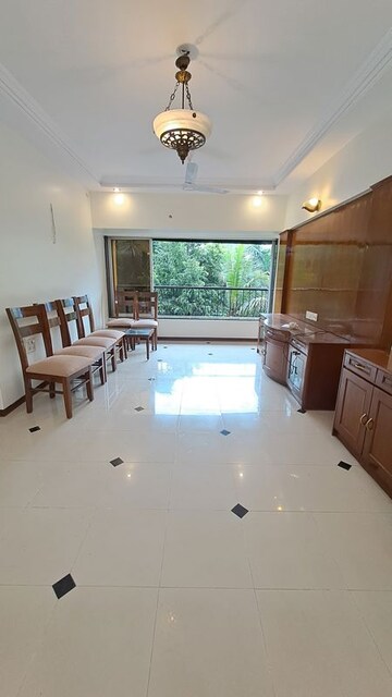 Team Area in 2 BHK Apartment at Juhu – for Rent