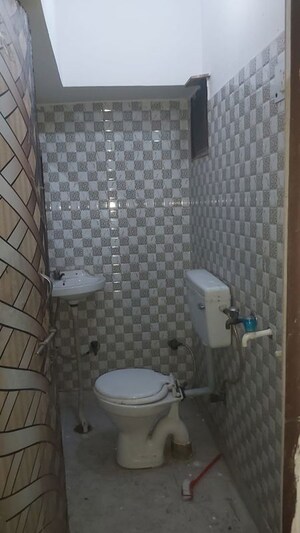 Bathroom in 1.5 BHK Builder Floor at Mayur Vihar – for Rent