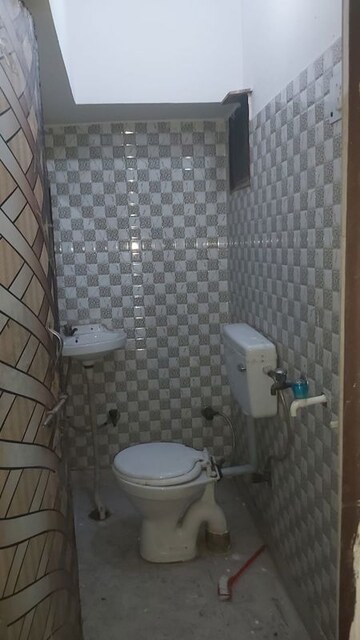 Bathroom in 1.5 BHK Builder Floor at Mayur Vihar – for Rent