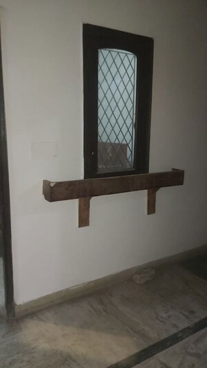 Furnished Amenities in 1.5 BHK Builder Floor at Mayur Vihar – for Rent