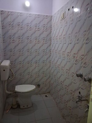 Bathroom in 2.5 BHK Builder Floor at Ansal Sushant Golf city, Sushant Golf City – for Rent