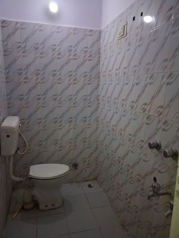 Bathroom, ansal-sushant-golf-city 2.5 Bedroom 1200 Sq.Ft. Builder Floor In Sushant Golf City Lucknow 9905842