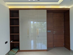 Room in 3.5 BHK Apartment at Mayur Vihar – for Sale