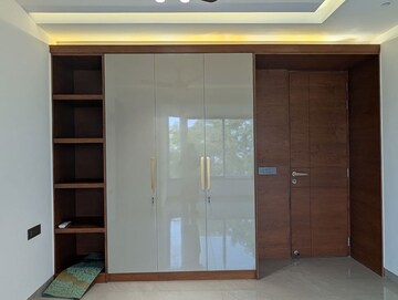 Room in 3.5 BHK Apartment at Mayur Vihar – for Sale