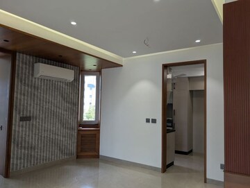 Room in 3.5 BHK Apartment at Mayur Vihar – for Sale