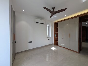 Room in 3.5 BHK Apartment at Mayur Vihar – for Sale