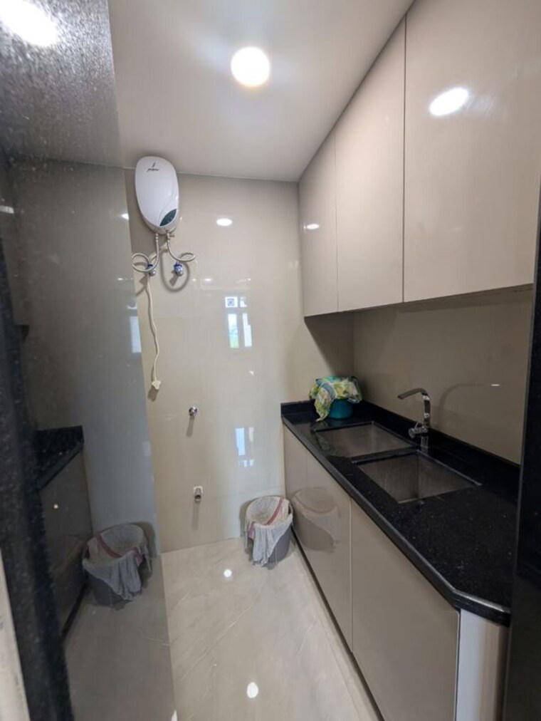 Bathroom, mayur vihar 3.5 Bedroom 1450 Sq.Ft. Apartment In Mayur Vihar Delhi 9905849